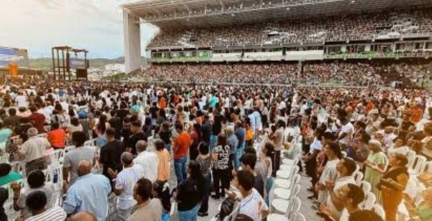 Família ao Pé da Cruz reúne multidões no Brasil